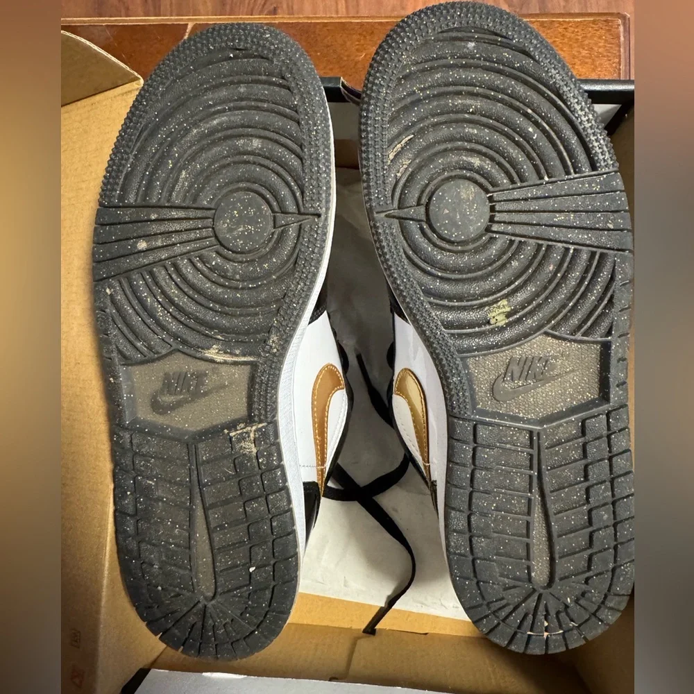 Air Jordan 1 Mid SE GS Gold Toe Sz 4.5 Youth